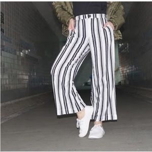 7/$20 Abercrombie & Fitch navy and white stripe pants